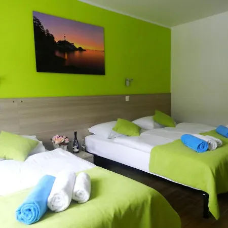 Yourcroatiaholiday - Villa With 6 Rooms
