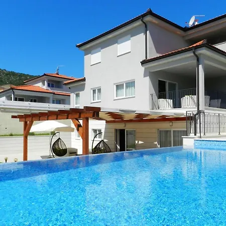 Yourcroatiaholiday - Villa With 6 Rooms Guest house