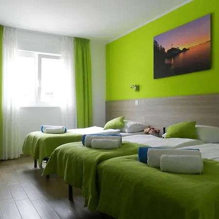 Yourcroatiaholiday - Villa With 6 Rooms Guest house