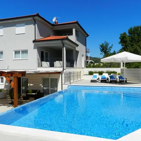 Yourcroatiaholiday - Villa With 6 Rooms Guest house